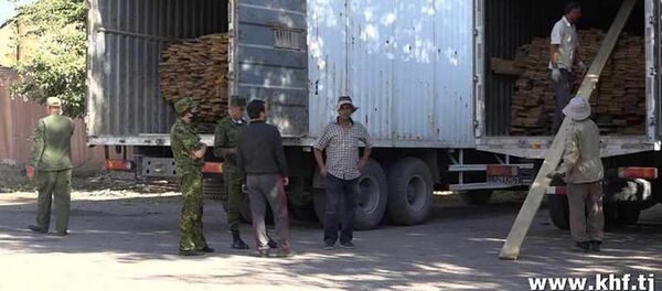 Помощь семьям в Таджикабаде - Sputnik Тоҷикистон