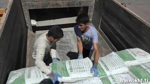 Кумаки Ҳукумат: 25 ҳазор сомонӣ ва масолеҳи сохтмонӣ ба 26 хонаводаи осебдидаи Тоҷикобод - Sputnik Тоҷикистон