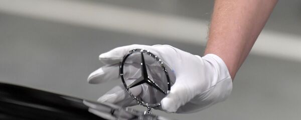 Значок немецкого концерна Мерседес на автомобиле, - Sputnik Тоҷикистон