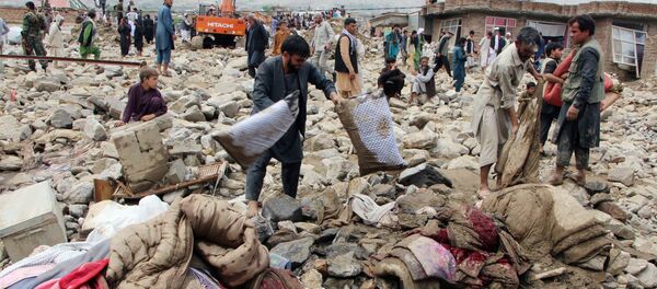 Поиск личных вещей после наводнения в Афганистане  - Sputnik Тоҷикистон