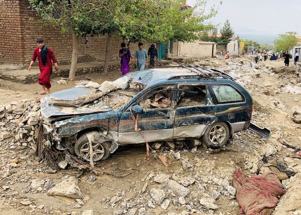 Разрушенный автомобиль после потопа в Афганистане  - Sputnik Тоҷикистон