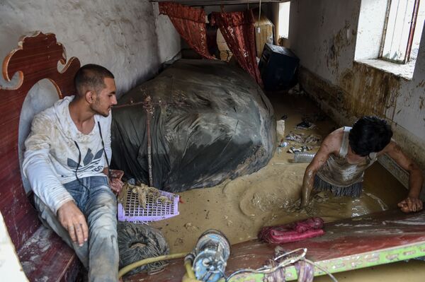 Очистка дома после наводнения в Афганистане  - Sputnik Тоҷикистон