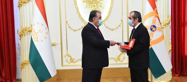 Рахмон вручил госнаграду Махмадсаиду Убайдуллоеву - Sputnik Тоҷикистон