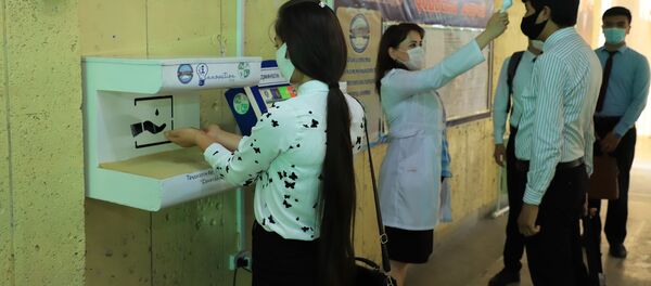 Изобретение Худжандского государственного университета имени Бободжона Гафурова для дефинфекции рук - Sputnik Тоҷикистон