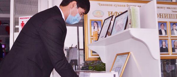 Изобретение Худжандского государственного университета имени Бободжона Гафурова для дефинфекции рук - Sputnik Таджикистан