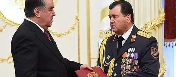 Рахмон вручил госнаграду генерал майору Сафиаллоху Девонаеву - Sputnik Тоҷикистон