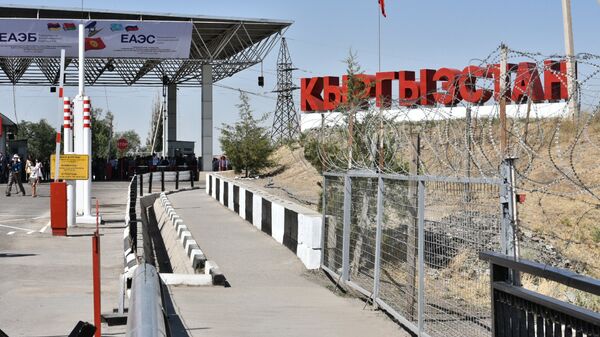 Контрольно-пропускной пункт  на границе c Кыргызстаном - Sputnik Таджикистан