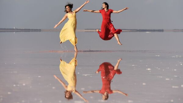 Модели демонстрируют одежду в рамках показа мод на озере Сасык-Сиваш под Евпаторией - Sputnik Таджикистан