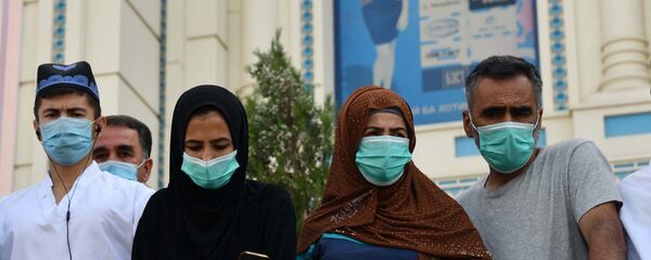 Люди в защитных масках в Душанбе, архивное фото - Sputnik Тоҷикистон