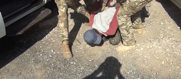 Силовики задержали ячейку финансистов Исламского государства. Кадры ФСБ Силовики задержали ячейку финансистов Исламского государства. Кадры ФСБ - Sputnik Таджикистан