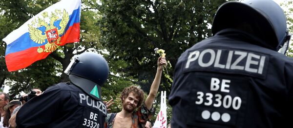 Митинг против правительственных ограничений после вспышки коронавирусной болезни в Германии - Sputnik Таджикистан