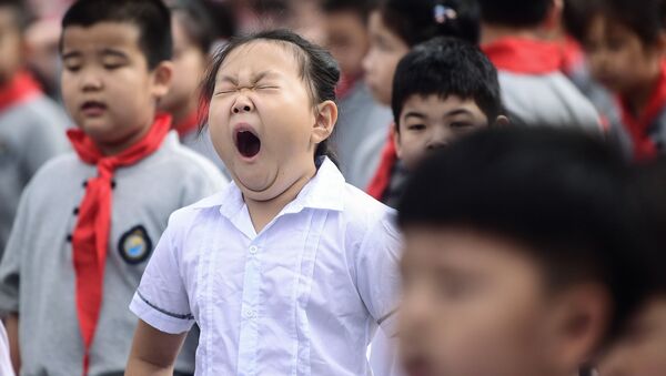 Ребенок зевает в первый день школы в Китае  - Sputnik Тоҷикистон
