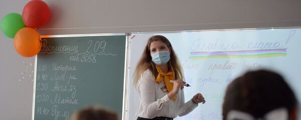 Учитель проводит классный час в школе №215 «Созвездие» в микрорайоне Солнечный в Екатеринбурге в День знаний - Sputnik Тоҷикистон