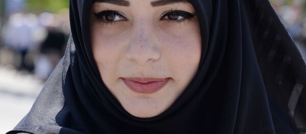 Участница первомайской манифестации в Грозном Участница первомайской манифестации в Грозном - Sputnik Таджикистан