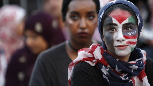 Девушка принимает участие в митинге Американцы против терроризма, ненависти и насилия в Вашингтоне - Sputnik Таджикистан