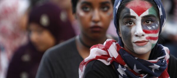 Девушка принимает участие в митинге Американцы против терроризма, ненависти и насилия в Вашингтоне - Sputnik Таджикистан