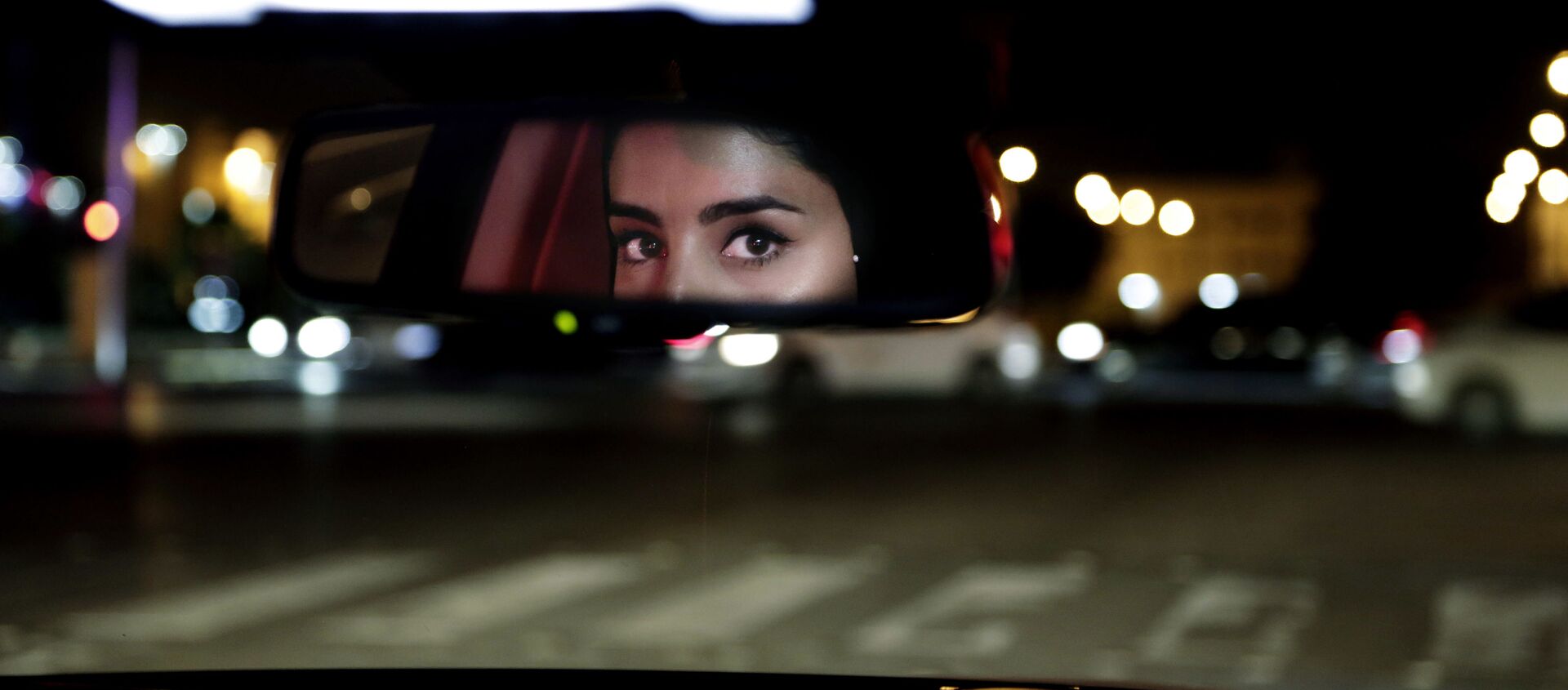 Глаза девушки в зеркале заднего вида машины в Саудовской Аравии  - Sputnik Таджикистан, 1920, 18.11.2020