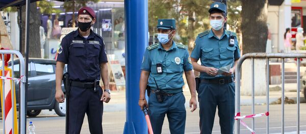 Сотрудники ГАИ в масках для защиты от коронавирусной инфекции в Ташкенте Сотрудники ГАИ в масках для защиты от коронавирусной инфекции в Ташкенте - Sputnik Таджикистан