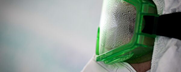 Врач в запотевших защитных очках во время работы в госпитале для лечения зараженных коронавирусной инфекцией COVID-19 Врач в запотевших защитных очках во время работы в госпитале для лечения зараженных коронавирусной инфекцией COVID-19 - Sputnik Таджикистан