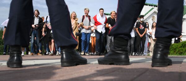 Сотрудники правоохранительных органов и участники студенческой акции протеста в Минске - Sputnik Таджикистан