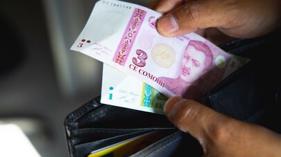 Кошелек с деньгами, архивное фото