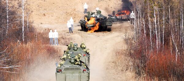 Бронированные разведывательно-дозорные машины пехоты (БРДМ) ведут огонь по мишеням, архивное фото Бронированные разведывательно-дозорные машины пехоты (БРДМ) ведут огонь по мишеням, архивное фото - Sputnik Таджикистан