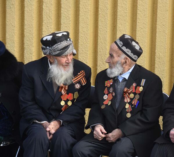 Ветераны Таджикистана на митинге к 75-летию победы в Сталинградской битве в Душанбе - Sputnik Таджикистан