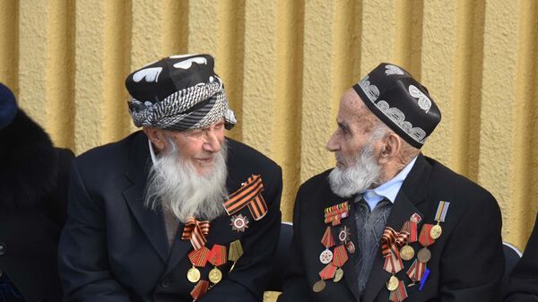 Ветераны Таджикистана на митинге к 75-летию Победы в Сталинградской битве в Душанбе - Sputnik Таджикистан