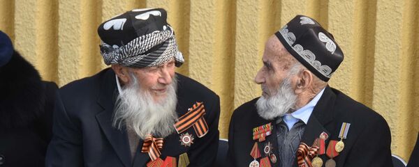 Ветераны Таджикистана на митинге к 75-летию Победы в Сталинградской битве в Душанбе - Sputnik Таджикистан