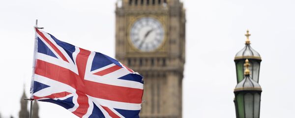 Флаг Великобритании на фоне Вестминстерского дворца в Лондоне Флаг Великобритании на фоне Вестминстерского дворца в Лондоне - Sputnik Таджикистан