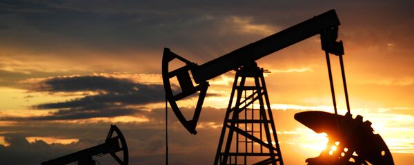 Работа нефтяных станков - качалок Работа нефтяных станков - качалок - Sputnik Тоҷикистон