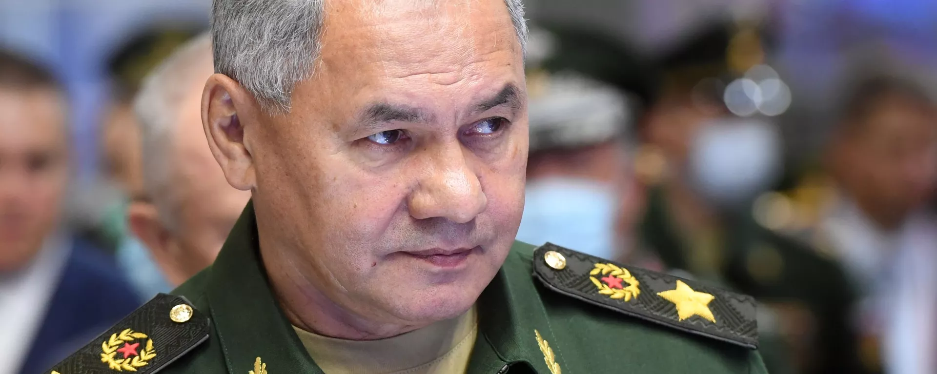 Министр обороны РФ Сергей Шойгу во время осмотра экспозиции выставки вооружений - Sputnik Тоҷикистон, 1920, 23.06.2021