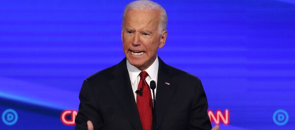 Кандидат в президентыСША от Демократической партии Джо Байден во время дебатов, организованных CNN / New York Times в Университете Оттербейн. 15 октября 2019   - Sputnik Таджикистан