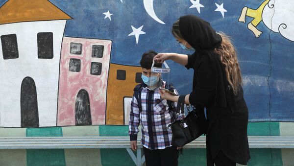 Женщина с ребенком в первый учебный день в школе в Тегеране  - Sputnik Тоҷикистон