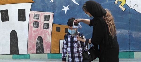 Женщина с ребенком в первый учебный день в школе в Тегеране  - Sputnik Тоҷикистон