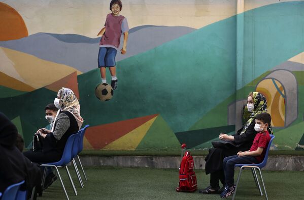 Ученики с родителями в первый учебный день в школе в Тегеране  - Sputnik Таджикистан