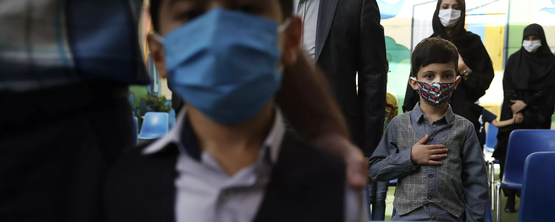Ученики с родителями во время гимна в первый учебный день в школе в Тегеране  - Sputnik Тоҷикистон, 1920, 06.12.2020
