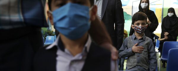 Ученики с родителями во время гимна в первый учебный день в школе в Тегеране  - Sputnik Тоҷикистон