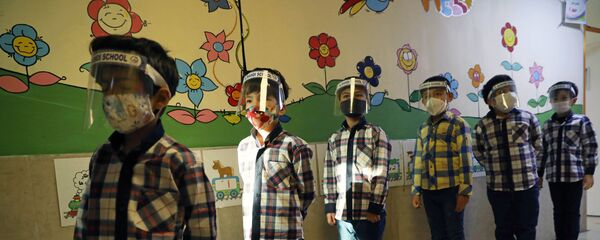 Дети в защитных экранах в школе в Тегеране  - Sputnik Тоҷикистон
