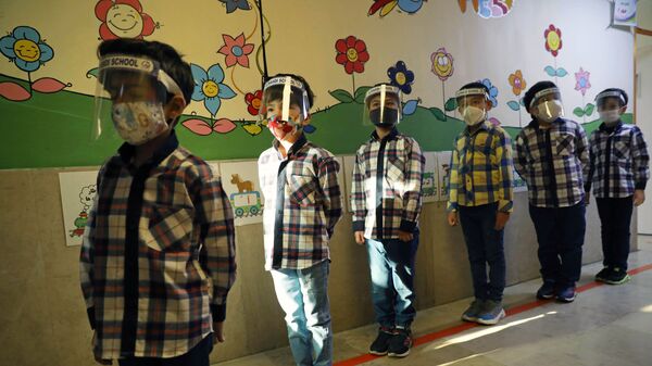 Дети в защитных экранах в школе в Тегеране  - Sputnik Таджикистан