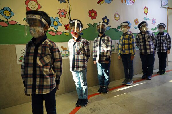 Дети в защитных экранах в школе в Тегеране  - Sputnik Таджикистан