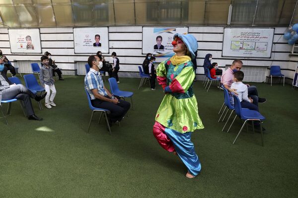 Выступление клоуна в первый учебный день в школе в Тегеране  - Sputnik Таджикистан