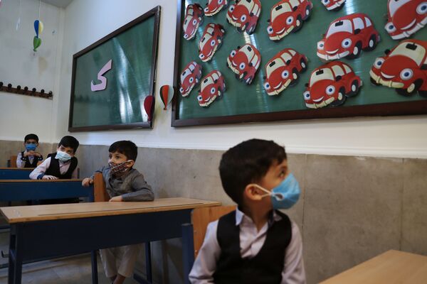 Ученики в масках в первый учебный день в школе в Тегеране  - Sputnik Таджикистан