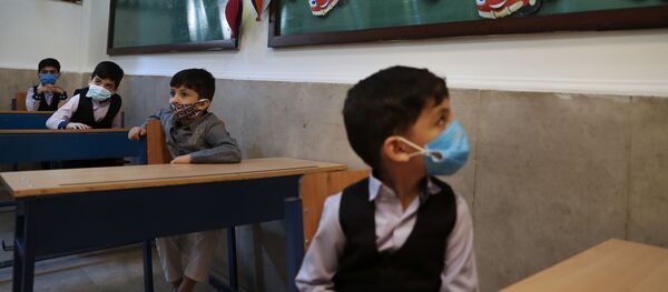 Ученики в масках в первый учебный день в школе в Тегеране  - Sputnik Тоҷикистон