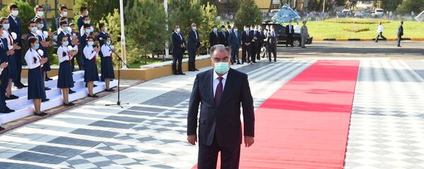Президент Таджикистана Эмомали Рахмон на красной дорожке - Sputnik Тоҷикистон