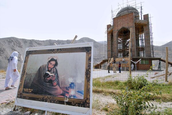 Картина с изображением Ахмад Шах Масуда, установленная возле его могилы в Панджшерском ущелье - Sputnik Таджикистан