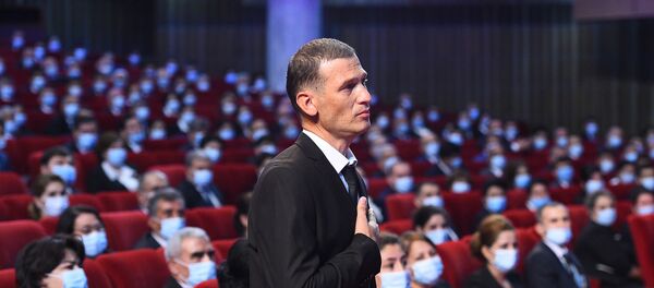 Муҳаммадҷон Ҳусейнов, табибе, ки Эмомалӣ Раҳмон ба ӯ манзили дуҳуҷрагӣ ваъда дод - Sputnik Тоҷикистон