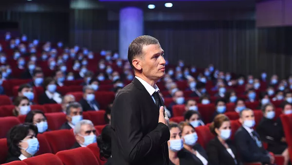 Муҳаммадҷон Ҳусейнов, табибе, ки Эмомалӣ Раҳмон ба ӯ манзили дуҳуҷрагӣ ваъда дод - Sputnik Тоҷикистон