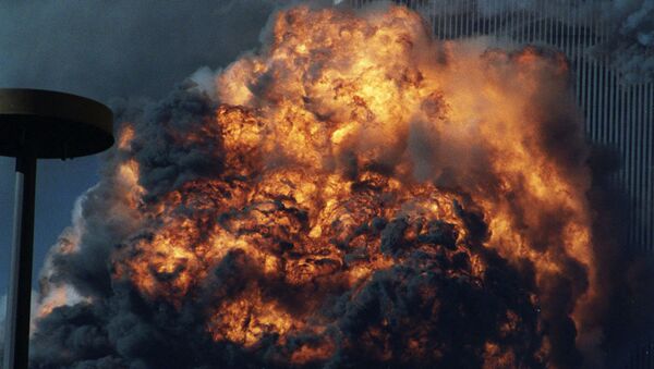  Южная башня Всемирного торгового центра в огне после теракта 11 сентября - Sputnik Таджикистан