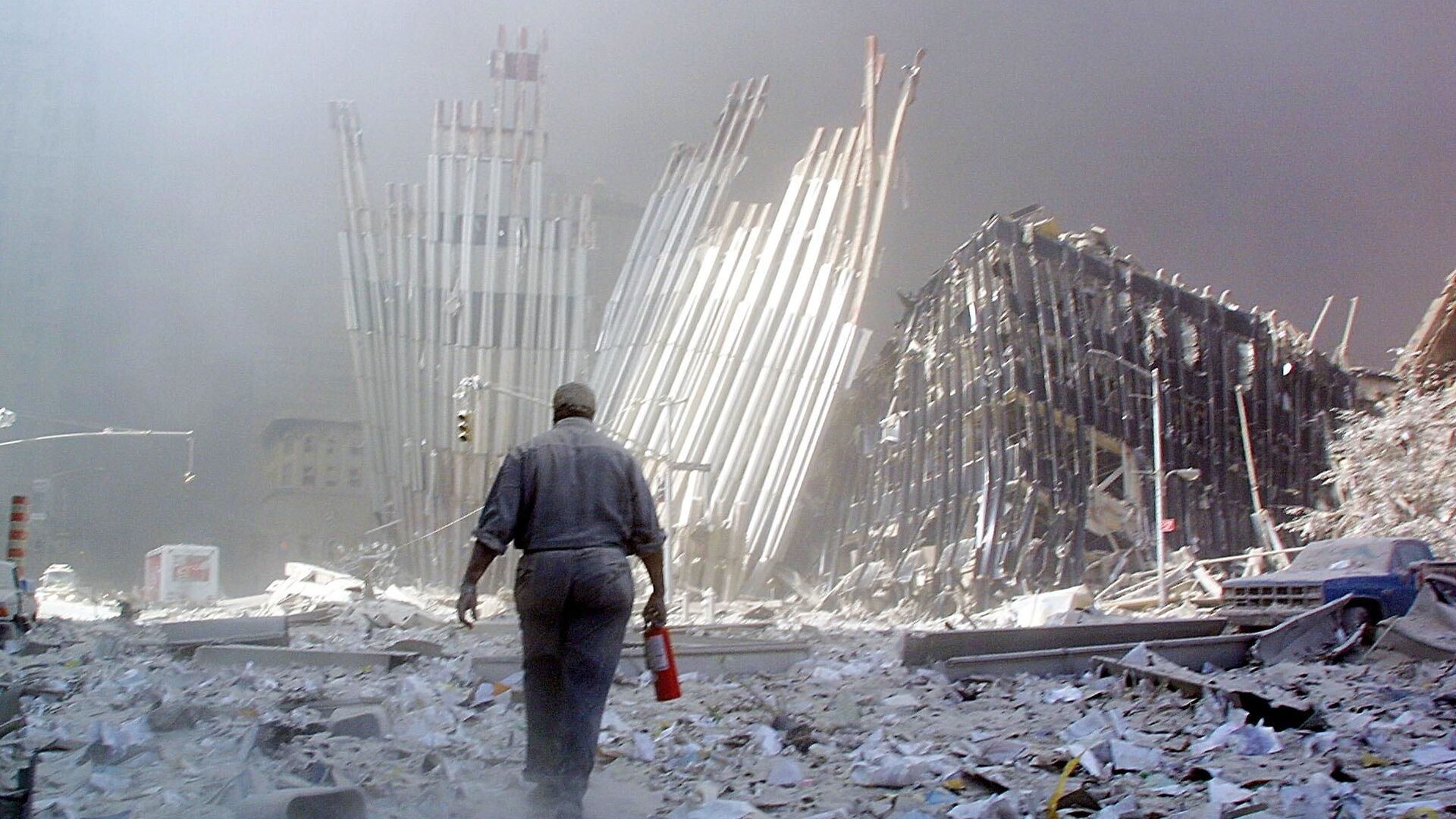 Мужчина с огнетушителем на месте атаки Всемирного торгового центра 11 сентября в Нью-Йорке  - Sputnik Таджикистан, 1920, 09.09.2021